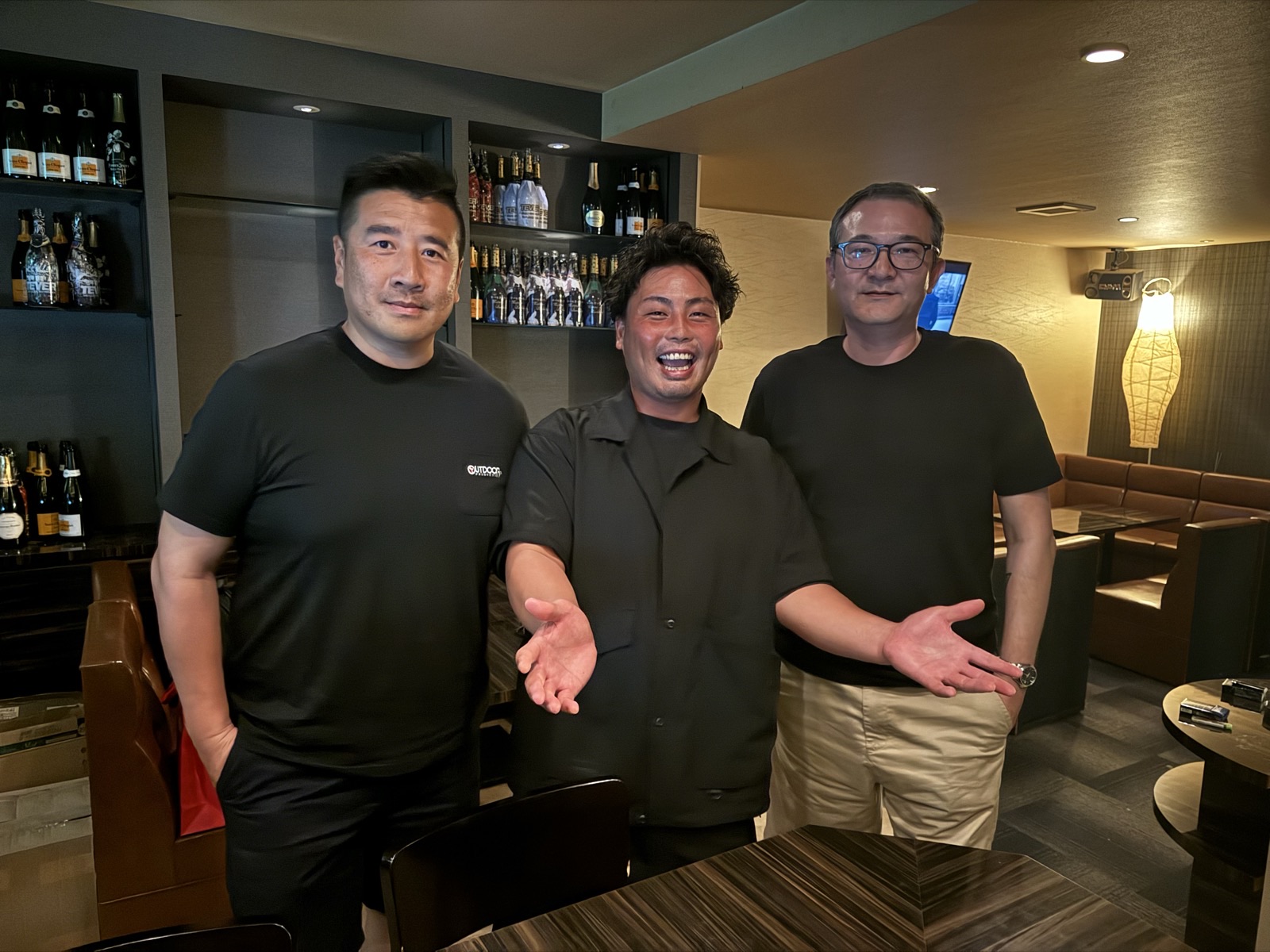 店内で並んで記念写真を撮る3人